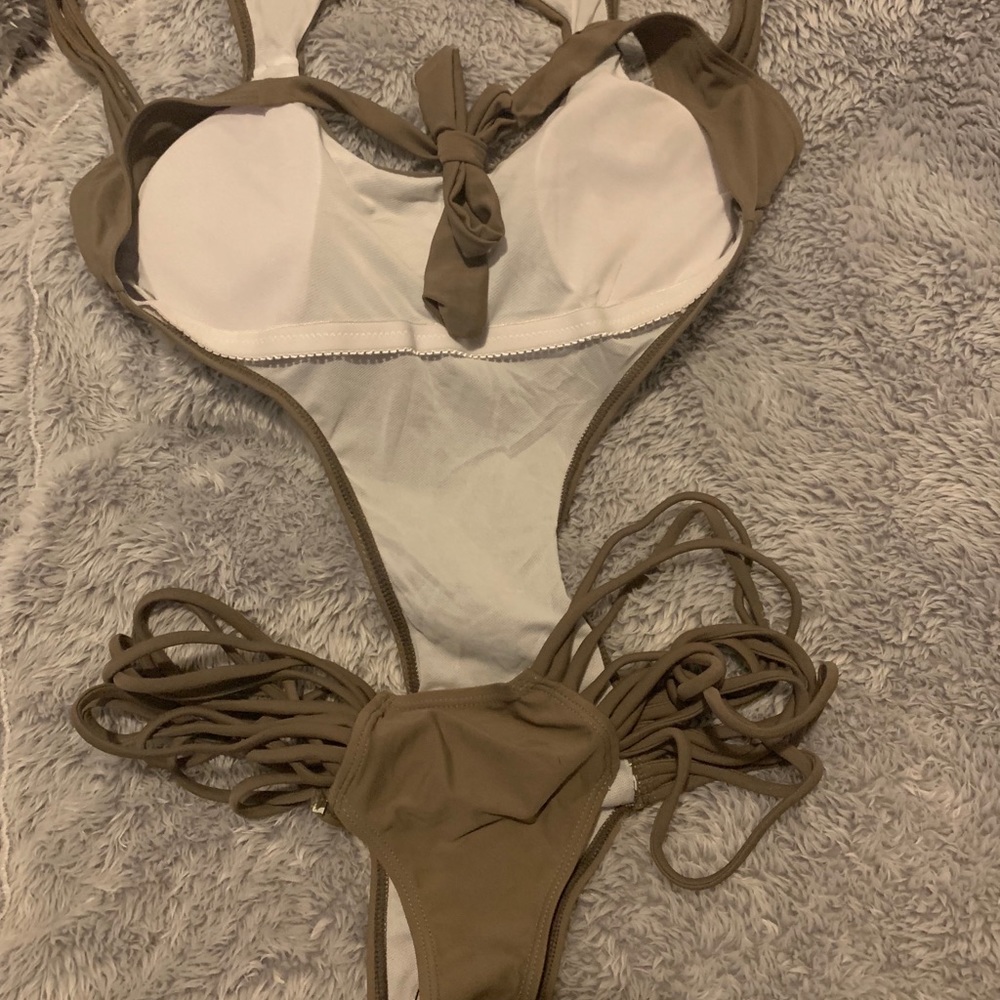 𝑜𝓃𝑒 𝓅𝒾𝑒𝒸𝑒 𝒷𝒶𝓉𝒽𝒾𝓃𝑔𝓈𝓊𝒾𝓉 - Picture 3 of 4
